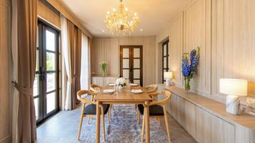 Three Bedroom Villa | Minibar, safe på rommet, wi-fi (inkludert) og sengetøy