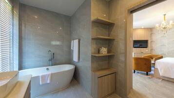 Two Bedroom Villa | Badeværelse | Hårtørrer, hjemmesko, håndklæder, Sæbe