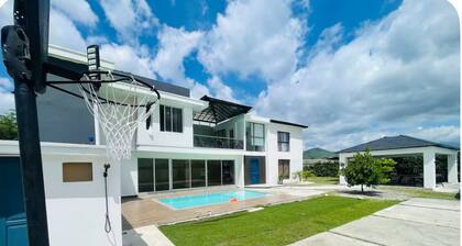 Marvelous 3-bedroom house with AC in charming in Bani, Pizarrete