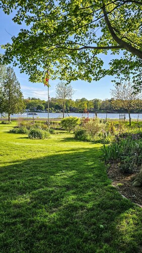 Bell Inn Cottage - Sanford Lake