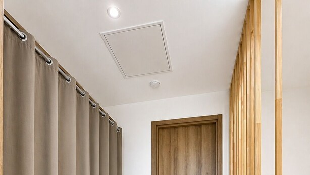A room with a wooden door, beige curtains, and a light wooden floor. - Mimi's House (Maubert-Fontaine)