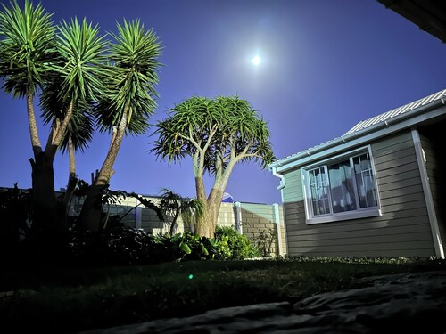 Centrally located cottage within walking distance to ocean and the popular Point