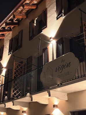 Exterior detail - ByVigin Azalea – Elegance, Relaxation, and a Private Outdoor Jacuzzi (Magliano Alfieri)
