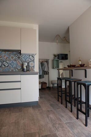 Fridge, stovetop, coffee/tea maker, electric kettle
