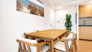 Moderni keittiö, jossa on puukalusteet ja sisäänrakennettu uuni.
