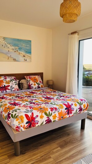 A bedroom with a bed, a painting, a lamp, and a view through a window. - A little haven of peace in the heart of the Basque country (Urcuit)