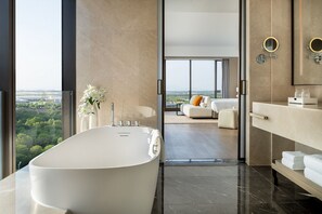 Quarto executivo, 1 cama King (King) | Banheiro | Chuveiro/banheira combinados, secador de cabelo, roupões de banho 
