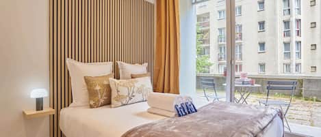 Tabla de planchar con plancha, wifi y ropa de cama