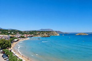 A coastal town with a beach, clear blue sea, and buildings along the shore. - Bon Filius - Luxury Private Villa w Pool in Vamos (Chania)