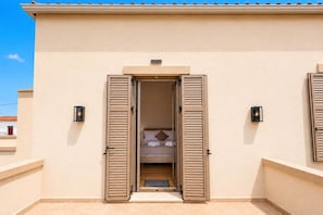 Ein Hotelzimmer mit Schiebetür, einem Bett und einem kleinen Fenster.