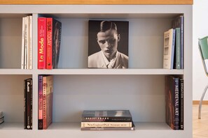 A bookshelf with books, including titles like 'USA Today' and 'India Unveiled'. - South Kensington - Mews House, Sleeps 6 (Greater London)