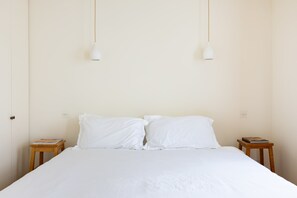 A bed with white bedding, two bedside tables, and two pendant lights. - South Kensington - Mews House, Sleeps 6 (Greater London)