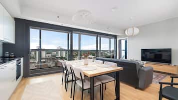 Apartamento superior, 2 habitaciones, sauna, vistas a la ciudad | Zona de estar | Smart TV de 55 pulgadas con canales por cable