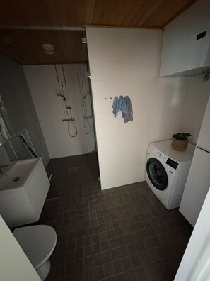 Apartamento superior, 2 quartos, sauna seca, vista para a cidade | Banheiro | Chuveiro, secador de cabelo, bidê, piso aquecido