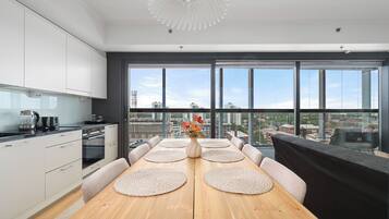 Superior Apartment, 2 Bedrooms, Sauna, City View | Dining room