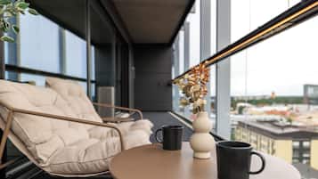 Apartamento superior, 2 habitaciones, sauna, vistas a la ciudad | Balcón