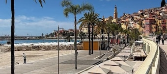 Swimming pool apartment Menton Cote d'Azur near Italy