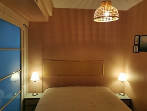 Coffres-forts dans les chambres, fer et planche à repasser, Wi-Fi