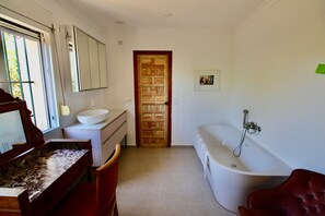 A bathroom with a sink, mirror, vanity, and bathtub. - Holiday Home 'Villa Da Silva' with Mountain View, Wi-Fi and Air Conditioning (Santa Llucia)