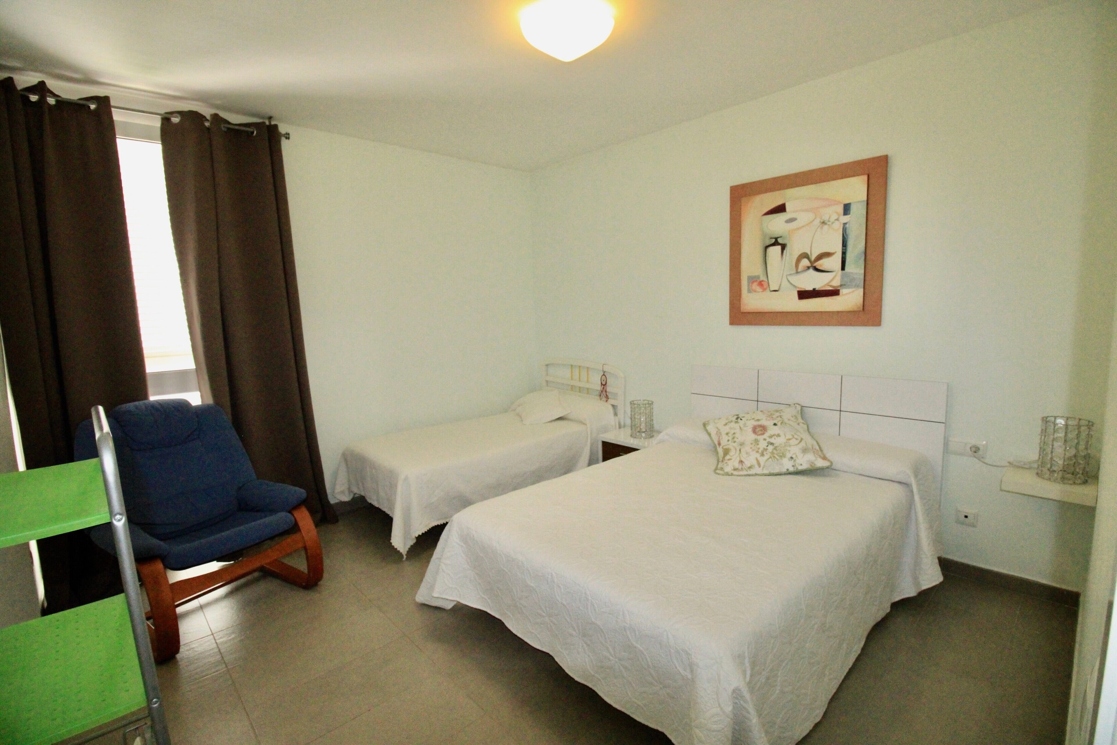 Tabla de planchar con plancha, wifi, ropa de cama