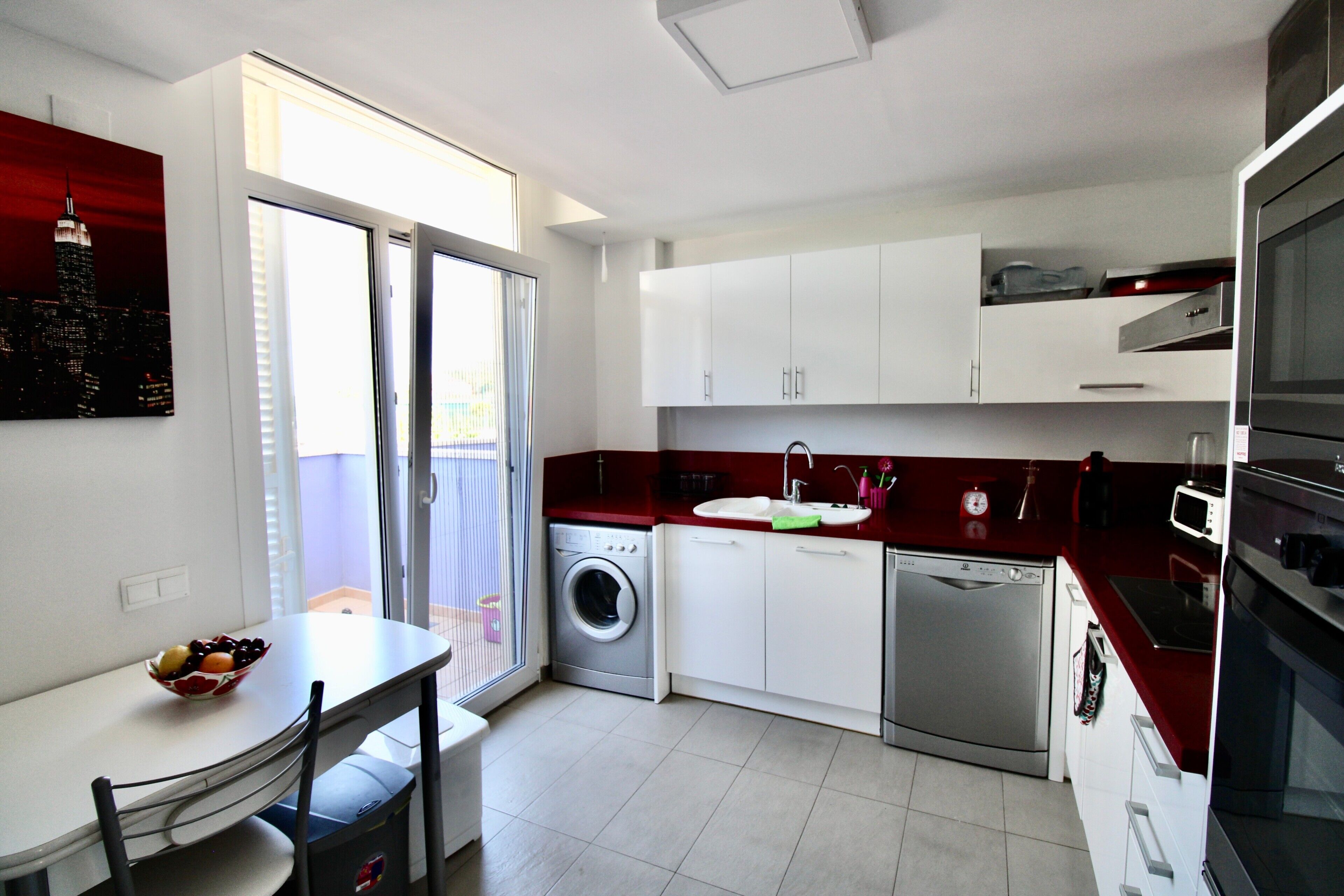 Frigorífico, microondas, horno y placa de cocina