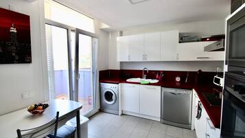 Frigorífico, microondas, horno y placa de cocina
