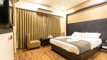 Double Room | Meja, ruang kerja komputer riba, Wi-fi percuma