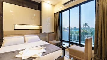 Deluxe Double Room | Desk, laptop workspace, free WiFi
