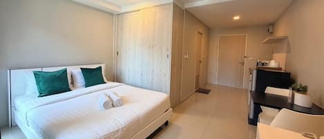 Studio, 1 Queen Bed | Desk, free WiFi, bed sheets