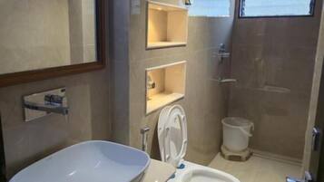 Superior Twin Room, City View | Bathroom