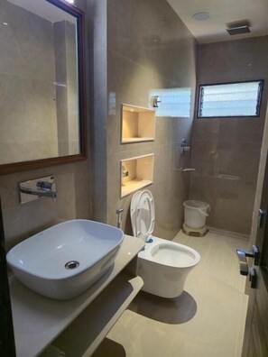 Quarto duplo superior, vista para a cidade | Banheiro