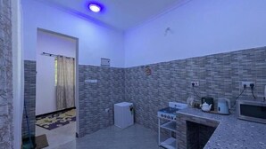 Private kitchen - Zan Culinary Apartment – Cozy 1-Bedroom Stay with Garden & Comfort (Zanzibar)