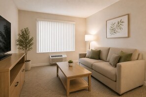 Deluxe Room | Living area - The Calvon Suites (Toronto)