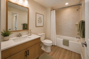 Deluxe Room | Bathroom - The Calvon Suites (Toronto)