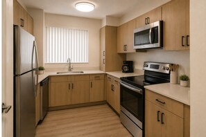Deluxe Room | Private kitchen - The Calvon Suites (Toronto)