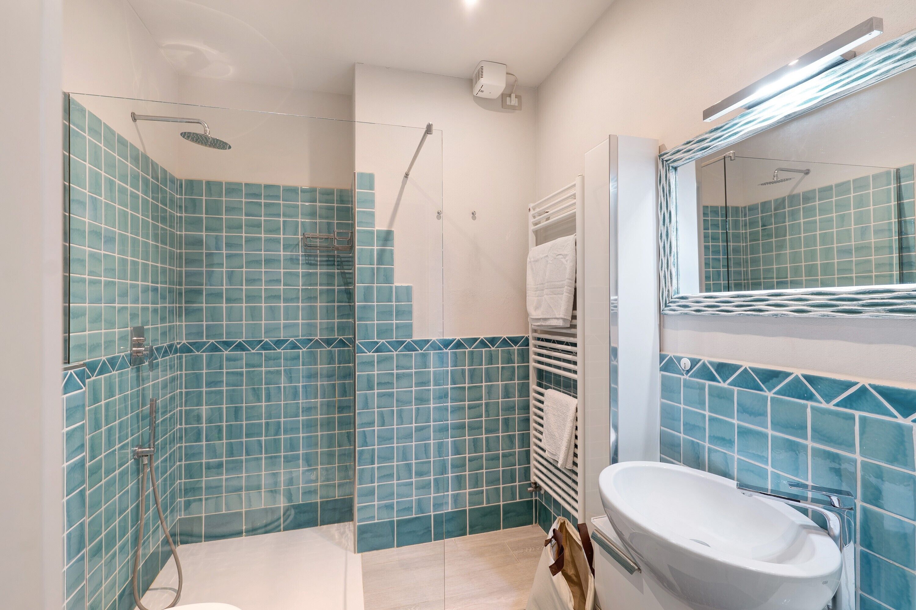 Douche, sèche-cheveux, serviettes fournies