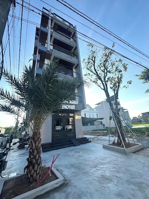 Un edificio de varios pisos con un letrero que dice 'Home'.