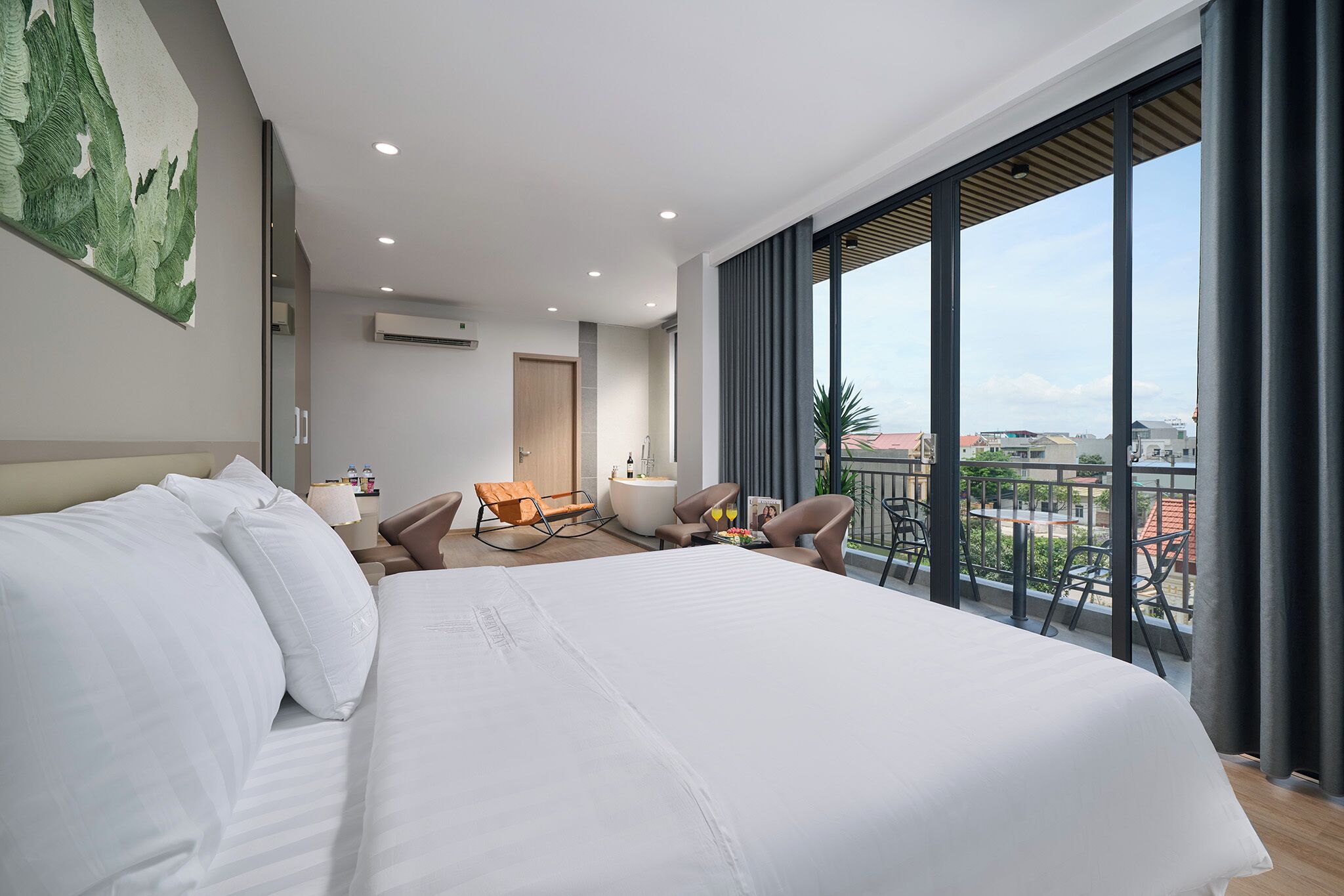 ميني بار ومكتب ومساحة عمل للكمبيوتر المحمول وتجهيزات عازلة للصوت