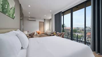 Deluxe Double Room (Bathtub) | Minibar, desk, laptop workspace, soundproofing
