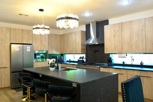 Wonderful 4-bedroom townhome with AC in vibrant Dallas