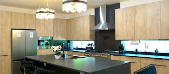 Wonderful 4-bedroom townhome with AC in vibrant Dallas