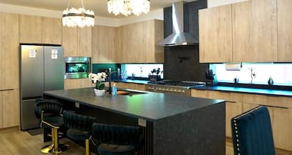 Wonderful 4-bedroom townhome with AC in vibrant Dallas