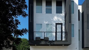 Unclassified image, 3 of 25, button - Wonderful 4-bedroom townhome with AC in vibrant Dallas (Dallas)