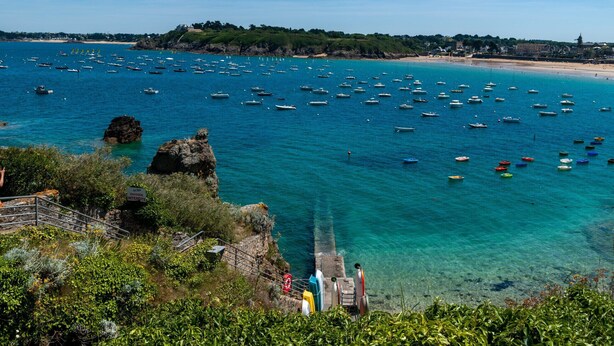 A coastal view with boats, rocky cliffs, and a distant building. - Superb house for 10, near beach (Dinard)