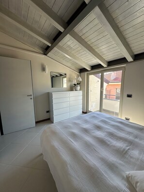 Room - Panoramic attic horizon with parking. Very close to the sea and services. (Loano)