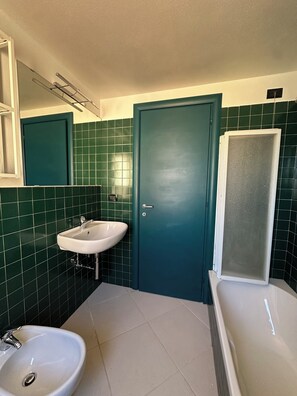 Bathroom - Panoramic attic horizon with parking. Very close to the sea and services. (Loano)