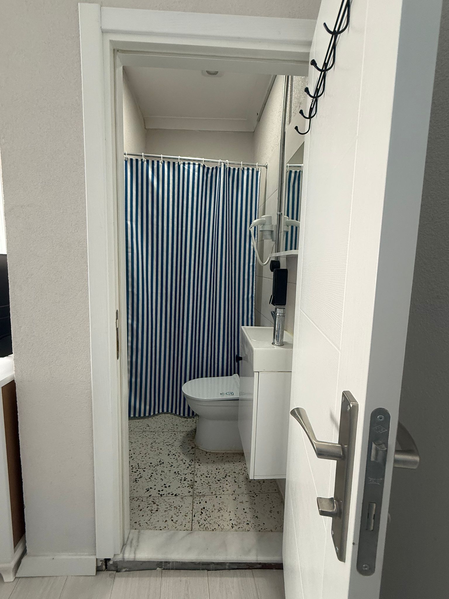 Chambre Triple Confort | Salle de bain | Douche, sèche-cheveux, serviettes fournies, savon