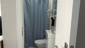 Chambre Triple Confort | Salle de bain | Douche, sĂšche-cheveux, serviettes fournies, savon