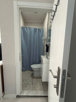 Comfort-Dreibettzimmer | Badezimmer | Dusche, Haartrockner, Handtücher, Seife