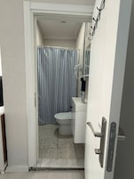Quarto triplo conforto | Banheiro | Chuveiro, secador de cabelo, toalhas de banho, sabonete